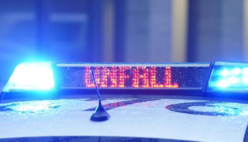 Auf der Autobahn 8 wurde ein Mensch bei einem Unfall mit vier beteiligten Fahrzeugen leicht verletzt.(Symbolbild)