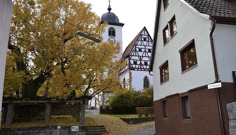 Die Hollenbacher sind stolz auf ihre uralte Linde. Die Aufenthaltsqualität könnte dort nach Ansicht der Städteplaner aber gesteigert werden. Die Hollenbacher sind stolz auf ihre uralte Linde. Die Aufenthaltsqualität könnte dort nach Ansicht der Städteplaner aber gesteigert werden.