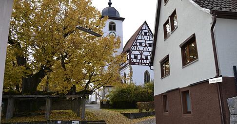 Die Hollenbacher sind stolz auf ihre uralte Linde. Die Aufenthaltsqualität könnte dort nach Ansicht der Städteplaner aber gesteigert werden.