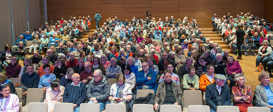 Das Publikum verfolgt den Vortrag &bdquo;Ist das Zukunft oder kann das weg?&ldquo; in Heilbronn.
