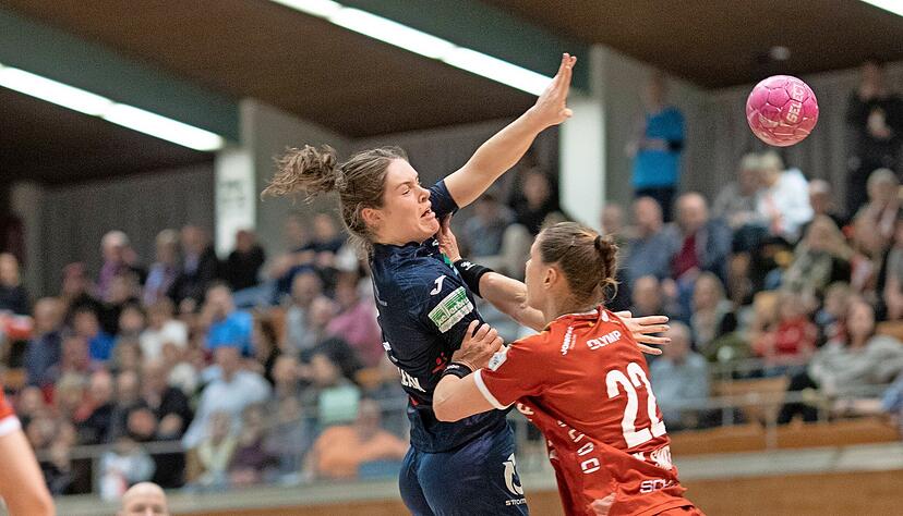 Amber Verbraeken, hier links im Hinspiel gegen Bietigheims Xenia Smits, wird am Samstag fehlen. Die Niederländerin hatte sich gegen Dortmund das Knie verdreht. Auf das Ergebnis ihres MRT wartet die Sport-Union noch. Amber Verbraeken, hier links im Hinspiel gegen Bietigheims Xenia Smits, wird am Samstag fehlen. Die Niederländerin hatte sich gegen Dortmund das Knie verdreht. Auf das Ergebnis ihres MRT wartet die Sport-Union noch.