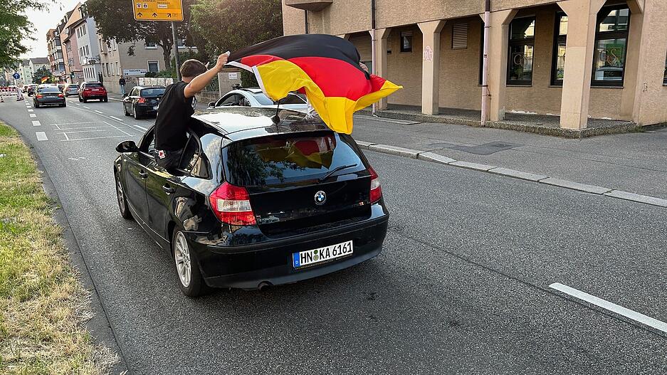 In der ganzen Innenstadt ist das Hupen der Autos zu hören.