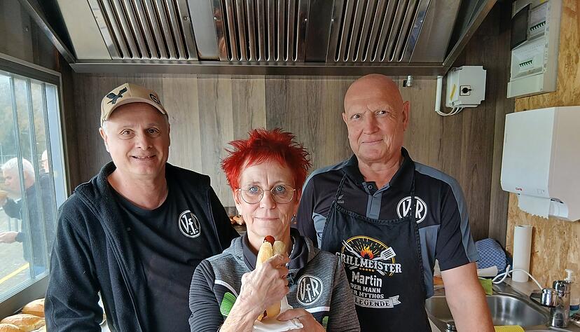 Der Grillmeister des VfR Heilbronn, Martin Blum (rechts), mit seinen Helfern Oliver Häusser und Rosi Leitz sowie einer kultigen Geiwiz-Paprikawurst im Widmann-Brötchen. Der Grillmeister des VfR Heilbronn, Martin Blum (rechts), mit seinen Helfern Oliver Häusser und Rosi Leitz sowie einer kultigen Geiwiz-Paprikawurst im Widmann-Brötchen.