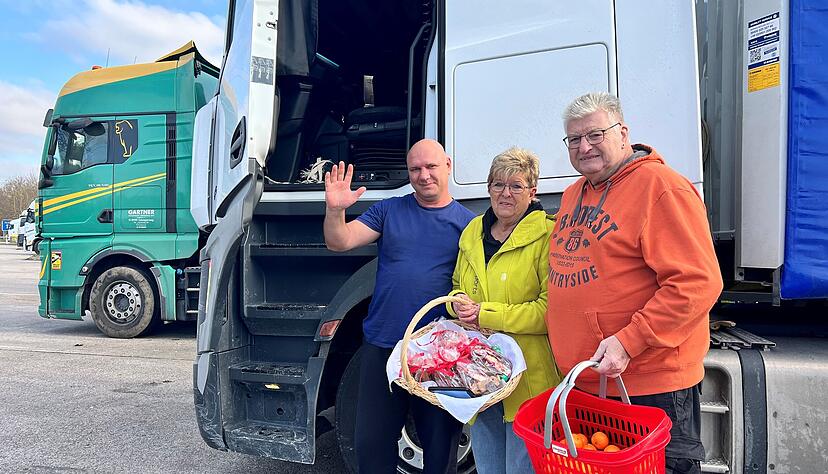 Hanne Kingeter und Hans-Jörg Wagner verteilen privat schon seit bald zehn Jahren kleine Geschenkpäckchen an gestrandete Trucker. Oleksii stammt aus der Ukraine. Er klettert für das Foto extra aus seiner Kabine. Hanne Kingeter und Hans-Jörg Wagner verteilen privat schon seit bald zehn Jahren kleine Geschenkpäckchen an gestrandete Trucker. Oleksii stammt aus der Ukraine. Er klettert für das Foto extra aus seiner Kabine.