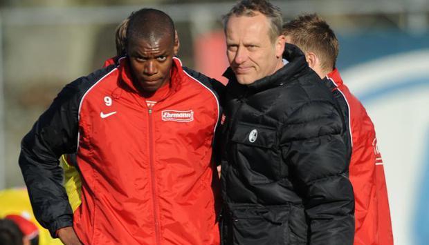 Freiburgs Trainer Christian Streich (r) freut sich über seinen Neuzugang Karim Guédé. Foto: Patrick Seeger