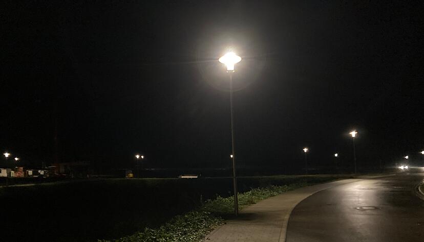 Noch steht im Boppengrund II kein einziges Haus, die Straßenlaternen brennen trotzdem. Vor allem, um Unfälle zu vermeiden.
Foto: Elfi Hofmann Noch steht im Boppengrund II kein einziges Haus, die Straßenlaternen brennen trotzdem. Vor allem, um Unfälle zu vermeiden.
Foto: Elfi Hofmann