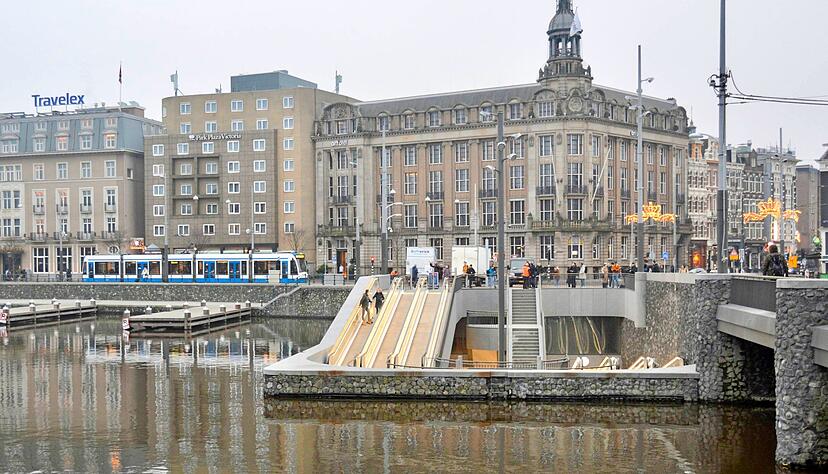&Uuml;ber Rollrampen ist das neue unterirdische Parkhaus leicht zu erreichen. Oberirdisch ist es direkt an die Fahrradwege angeschlossen, die zum Bahnhof Amsterdam Centraal f&uuml;hren.