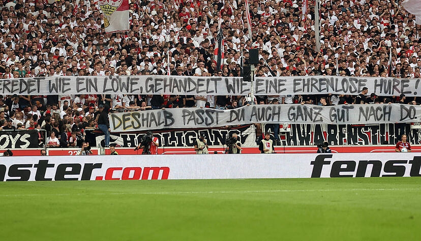 Der Wechsel vom VfB Stuttgart zum BVB von Waldemar Anton schlägt immer noch hohe Wellen. Beim Wiedersehen halten VfB-Fans ein Banner hoch. Der Wechsel vom VfB Stuttgart zum BVB von Waldemar Anton schlägt immer noch hohe Wellen. Beim Wiedersehen halten VfB-Fans ein Banner hoch.
