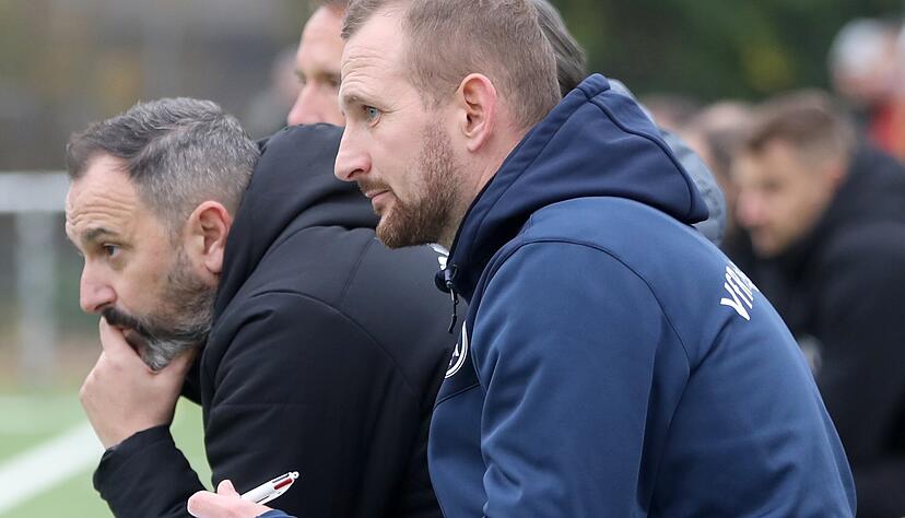 Trainer Manuel Fischer (vorne) will mit seinem VfR Heilbronn beim Spitzenreiter Young Boys Reutlingen gewinnen. Trainer Manuel Fischer (vorne) will mit seinem VfR Heilbronn beim Spitzenreiter Young Boys Reutlingen gewinnen.