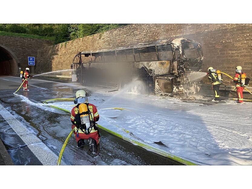 Reisebus brennt auf A81 aus