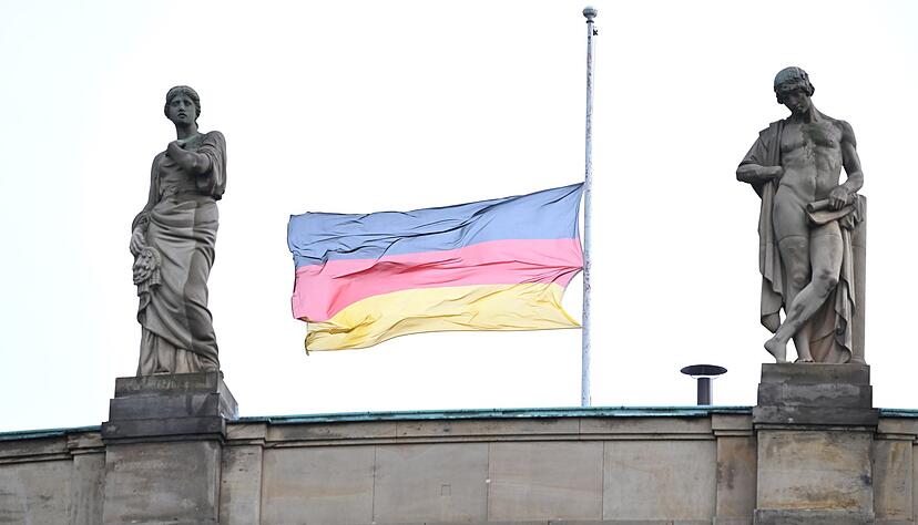 Zum Tag des Gedenkens wurde die Flagge am Opernhaus in Stuttgart auf Halbmast gesetzt.