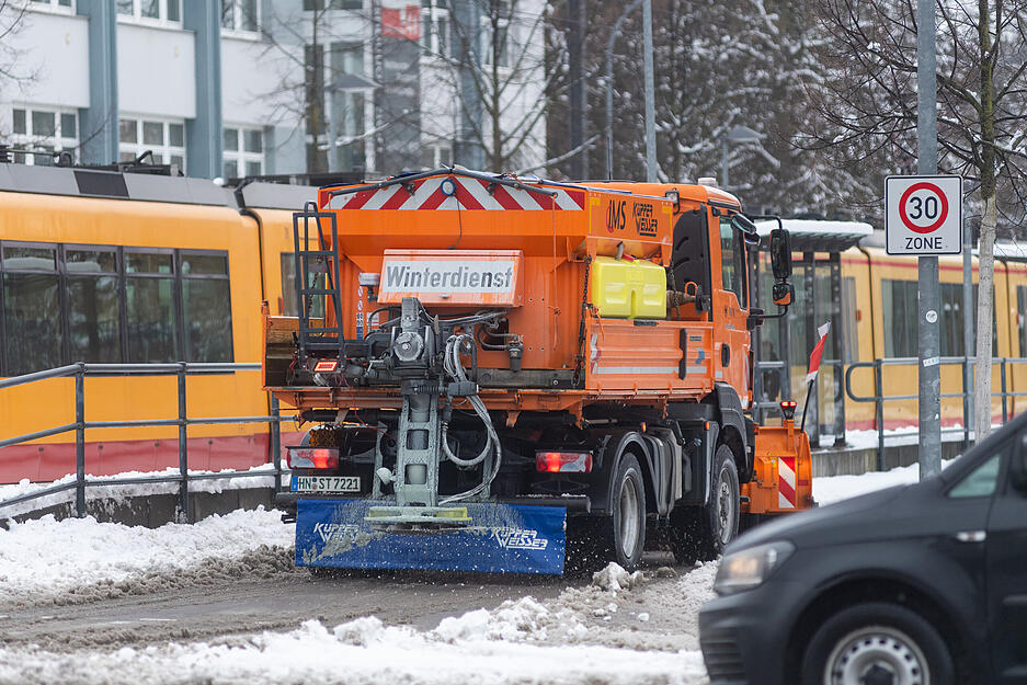W&auml;hrenddessen waren auf den Stra&szlig;en darunter die R&auml;umfahrzeuge im Einsatz.