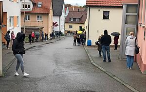 Mit ausreichend Abstand und Mund-Nasen-Schutz stehen Menschen in den Straßen von Neckarsulm-Obereisesheim und warten darauf, getestet zu werden. Um das Mobilnetz nicht zu überlasten, schalten sie ihr Mobiltelefon ab. Mit ausreichend Abstand und Mund-Nasen-Schutz stehen Menschen in den Straßen von Neckarsulm-Obereisesheim und warten darauf, getestet zu werden. Um das Mobilnetz nicht zu überlasten, schalten sie ihr Mobiltelefon ab.