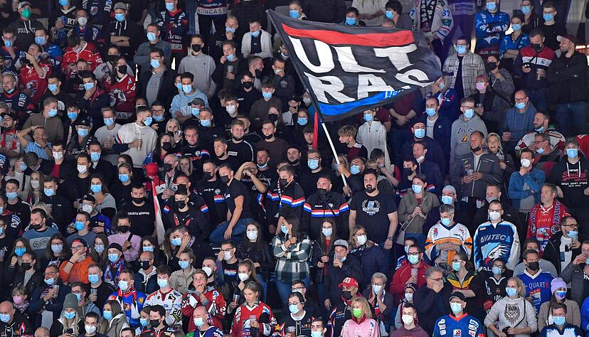 An ihnen lag es nicht: Die Falken-Fans sorgten trotz Maskenpflicht für eine prächtige Atmosphäre zum Heimspiel-Auftakt gegen Crimmitschau.
Foto: Mario Berger An ihnen lag es nicht: Die Falken-Fans sorgten trotz Maskenpflicht für eine prächtige Atmosphäre zum Heimspiel-Auftakt gegen Crimmitschau.
Foto: Mario Berger