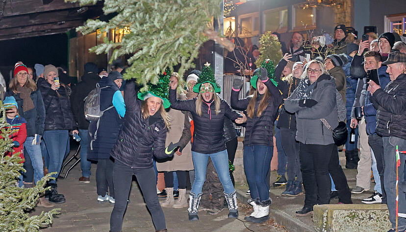 Beim Christbaumschmiss kommt es auf die richtige Wurftechnik an. Sportlicher Ehrgeiz darf dabei natürlich auch nicht fehlen, wie viele Werferinnen und Werfer unter Beweis stellen.
Foto: Ralf Seidel Beim Christbaumschmiss kommt es auf die richtige Wurftechnik an. Sportlicher Ehrgeiz darf dabei natürlich auch nicht fehlen, wie viele Werferinnen und Werfer unter Beweis stellen.
Foto: Ralf Seidel