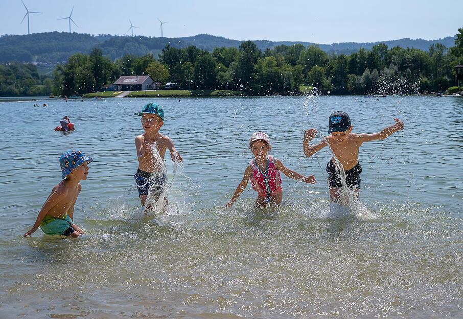 Sommerhitze, strahlender Sonnenschein – und doch herrscht am Breitenauer See überraschend wenig Trubel.
