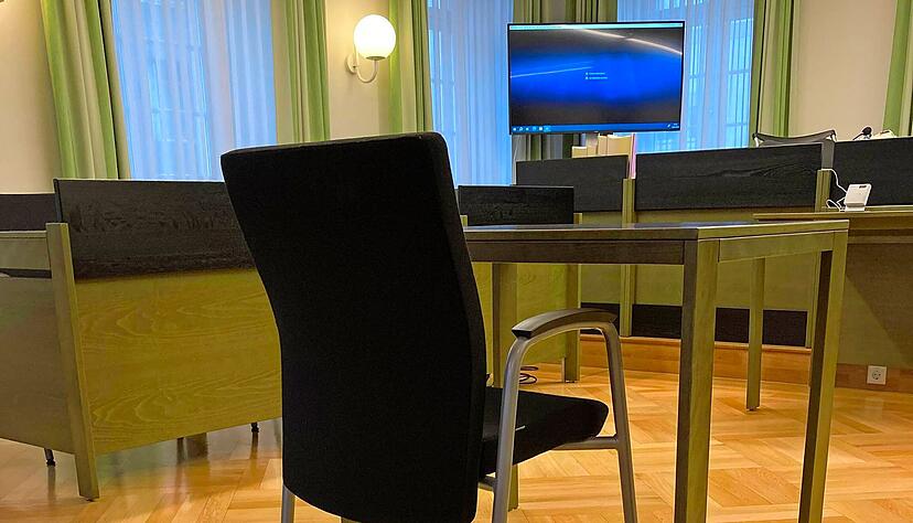 Bitte Platz nehmen. Auf diese Stuhl im Saal des Öhringer Amtsgerichts sitzen die Zeugen. Sie müssen unbedingt die Wahrheit sagen.
Fotos: Yvonne Tscherwitschke Bitte Platz nehmen. Auf diese Stuhl im Saal des Öhringer Amtsgerichts sitzen die Zeugen. Sie müssen unbedingt die Wahrheit sagen.
Fotos: Yvonne Tscherwitschke