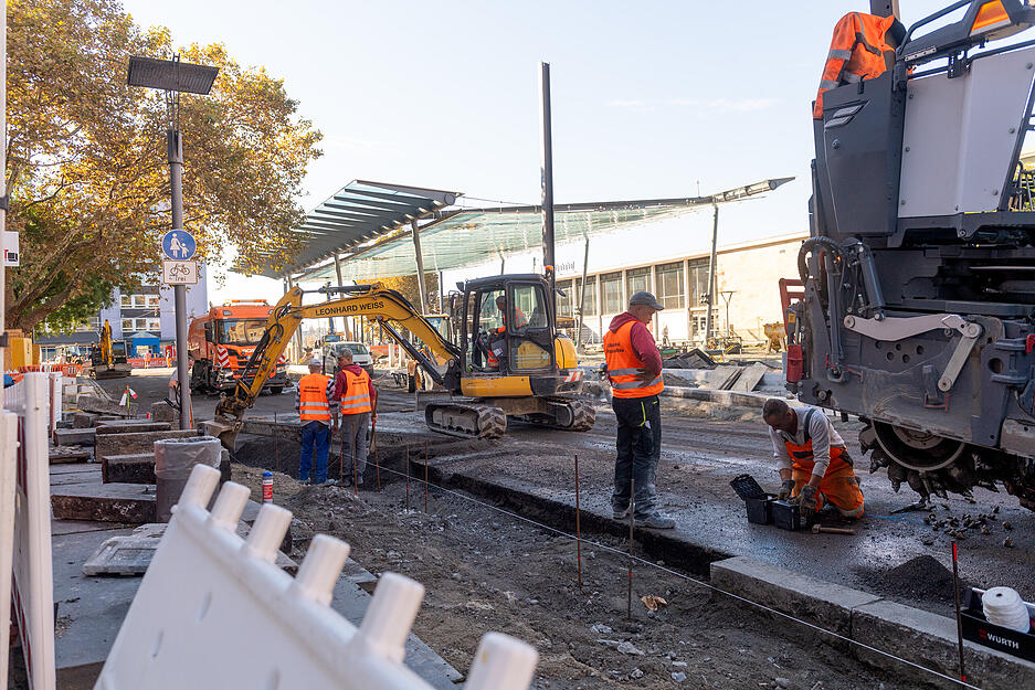 Bis Ende des Jahres sanieren und erneuern Arbeiter den Bahnhofsvorplatz.
