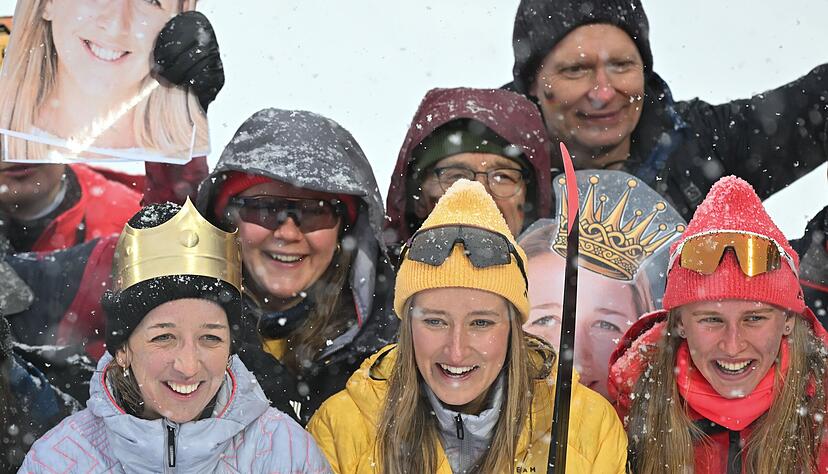 Eine goldene Krone zum Abschluss: Franziska Preu&szlig; (links) wird von
ihren Mannschaftskolleginnen im Ziel in den Ruhestand verabschiedet.