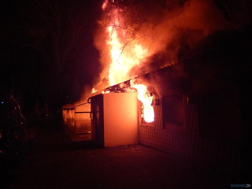 Als die Feuerwehr um 23:22 Uhr vor Ort eintraf, stand das Gebäude bereits in Flammen.