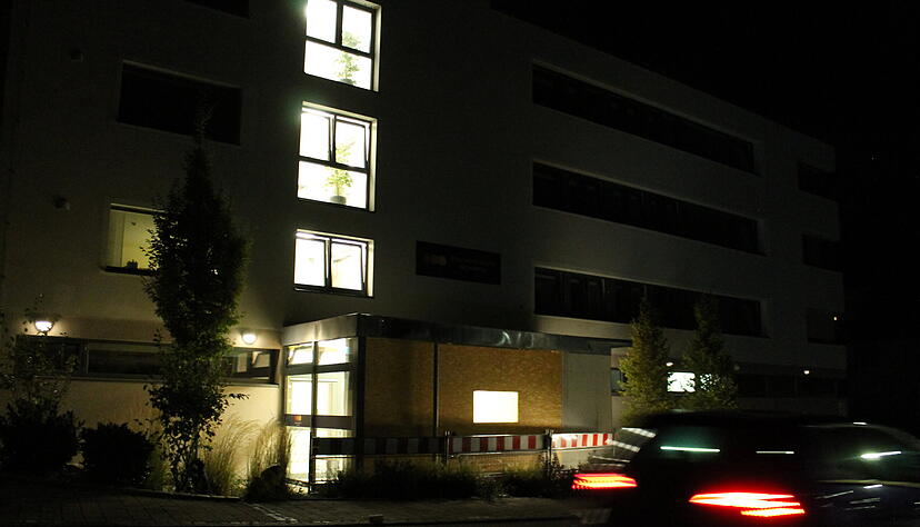 An Ortsdurchfahrt Untereisesheim: Im Seniorenheim sind Gänge und Treppenhaus beleuchtet.
Foto: Simon Gajer An Ortsdurchfahrt Untereisesheim: Im Seniorenheim sind Gänge und Treppenhaus beleuchtet.
Foto: Simon Gajer