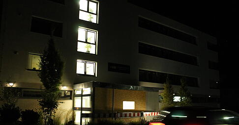 An Ortsdurchfahrt Untereisesheim: Im Seniorenheim sind Gänge und Treppenhaus beleuchtet.
Foto: Simon Gajer An Ortsdurchfahrt Untereisesheim: Im Seniorenheim sind Gänge und Treppenhaus beleuchtet.
Foto: Simon Gajer