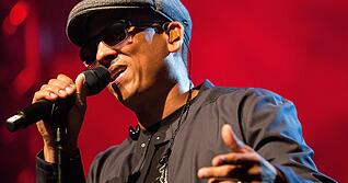 Nach mehrjähriger Pause geht der umstrittene Sänger Xavier Naidoo ab 16. Dezember wieder auf Tour. Im Januar 2026 sind auch zwei ausverkaufte Auftritte in der Mannheimer SAP-Arena geplant.