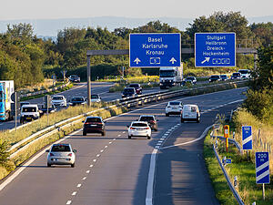 Verkehr auf der A5: Auch hier kann man nach Heilbronn abbiegen. Wie viel bringt der Tankrabatt f&uuml;r Pendler?