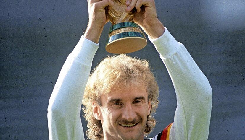 Die Symbiose von Mann und Frisur, festgehalten unter dem Namen Rudi-V&ouml;ller-Ged&auml;chtnisfrisur.