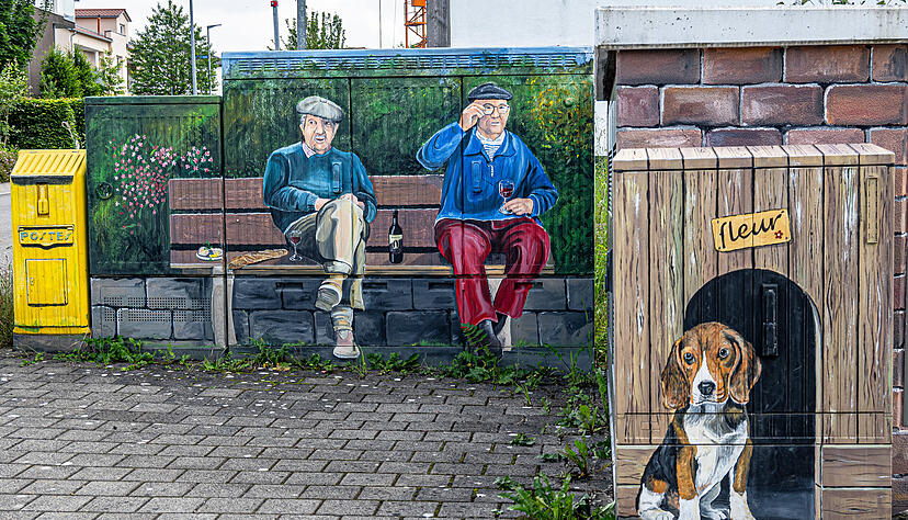 ... als auch die Männer und ihr Hund stammen vom selben Künstler. ... als auch die Männer und ihr Hund stammen vom selben Künstler.