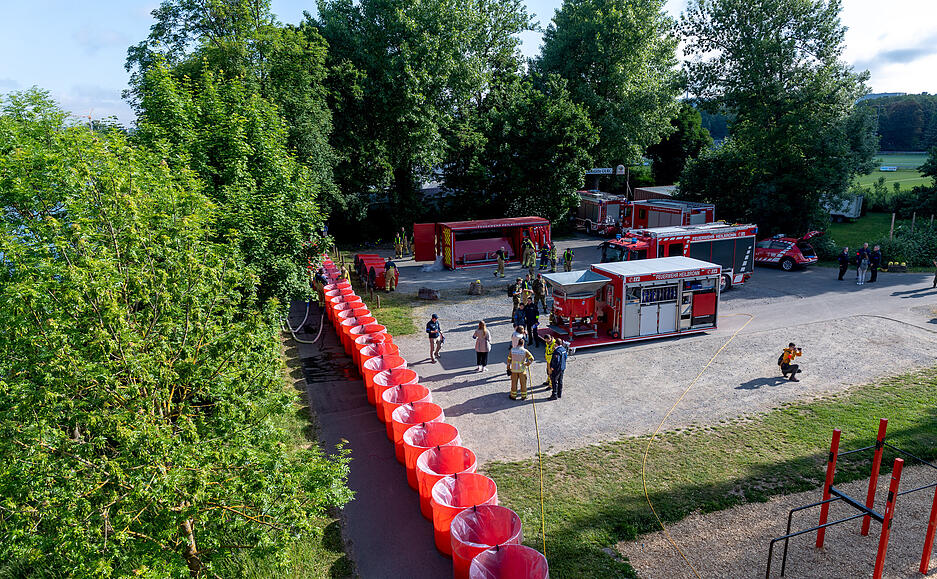 Feuerwehr, Polizei, Rettungsdienste und das Technische Hilfswerk nehmen mit insgesamt rund 400 Einsatzkräften an der Katastrophenschutzübung in Heilbronn teil. Geprobt wird das Szenario "extremes" Hochwasser. Feuerwehr, Polizei, Rettungsdienste und das Technische Hilfswerk nehmen mit insgesamt rund 400 Einsatzkräften an der Katastrophenschutzübung in Heilbronn teil. Geprobt wird das Szenario "extremes" Hochwasser.