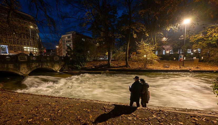 Kein Surfer auf dem M&uuml;nchner Eisbach - denn die bekannte Welle funktioniert nicht mehr. Die Surfer r&auml;tseln &uuml;ber die Gr&uuml;nde. (Archivbild)