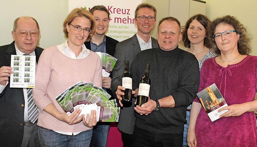Pr&auml;sentieren das Programmheft f&uuml;r "Kreuz + mehr" und die Sondereditionen f&uuml;r Briefmarken und Wein: (von links) Bernd Schmidt, Annette Stoll-Zeitler (Laga Gmbh), Markus Hassler, Klaus Kempter, Hans-Peter Hilligardt, Katja Theile und Kerstin Reimann.Foto: Regina Koppenh&ouml;fer