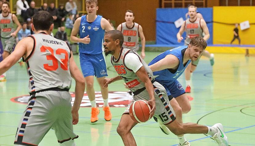 Marques Charlton (am Ball) und die TSG Heilbronn Reds haben sich im Tabellenkeller etwas Luft verschafft. Der Sieg gegen die SG Mannheim war darüber hinaus auch für das Selbstvertrauen enorm wichtig. Marques Charlton (am Ball) und die TSG Heilbronn Reds haben sich im Tabellenkeller etwas Luft verschafft. Der Sieg gegen die SG Mannheim war darüber hinaus auch für das Selbstvertrauen enorm wichtig.