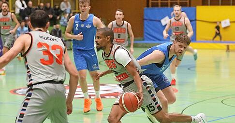 Marques Charlton (am Ball) und die TSG Heilbronn Reds haben sich im Tabellenkeller etwas Luft verschafft. Der Sieg gegen die SG Mannheim war dar&uuml;ber hinaus auch f&uuml;r das Selbstvertrauen enorm wichtig.