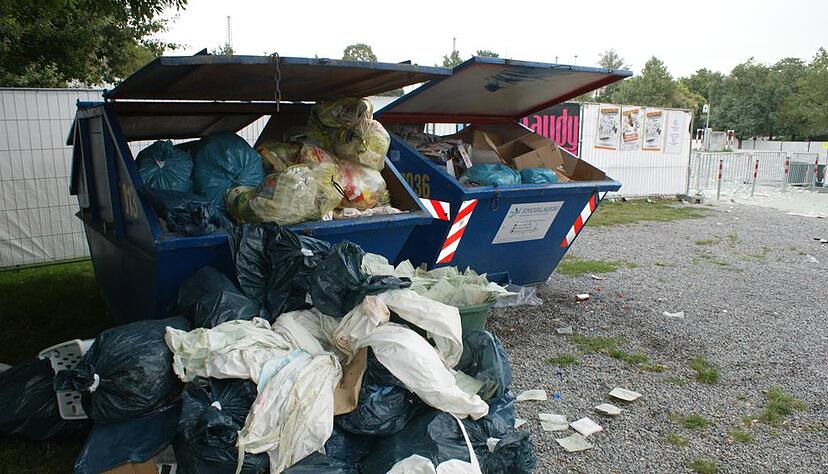 Abfallbehälter stehen bereit für das große Aufräumen nach dem Fest. Foto: Carsten Friese