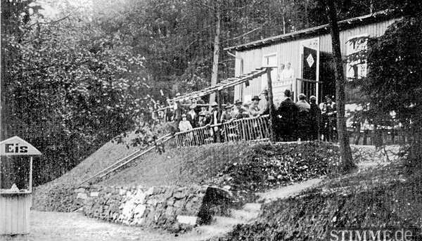 Die Geschichte der Heilbronner Waldschänke im Köpfertal reicht bis in das 19. Jahrhundert zurück. Bald nach der Eröffnung der Militärschießbahnen im Gewann „Hörnlis“ 1896 hatte ein namentlich nicht bekannter Wirt die Erlaubnis erhalten, dort einen Ausschank zu betreiben. Undatierte Ansicht. Die Geschichte der Heilbronner Waldschänke im Köpfertal reicht bis in das 19. Jahrhundert zurück. Bald nach der Eröffnung der Militärschießbahnen im Gewann „Hörnlis“ 1896 hatte ein namentlich nicht bekannter Wirt die Erlaubnis erhalten, dort einen Ausschank zu betreiben. Undatierte Ansicht.