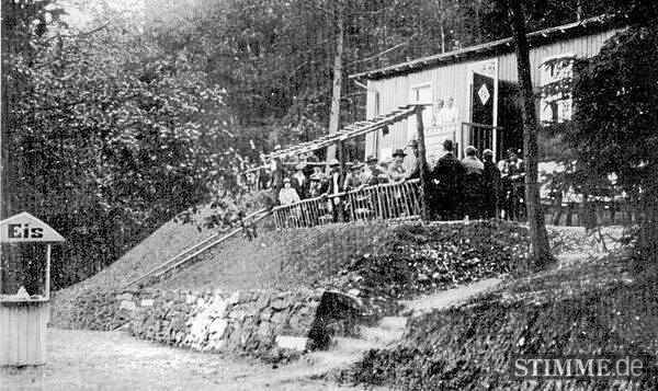 Die Geschichte der Heilbronner Waldschänke im Köpfertal reicht bis in das 19. Jahrhundert zurück. Bald nach der Eröffnung der Militärschießbahnen im Gewann „Hörnlis“ 1896 hatte ein namentlich nicht bekannter Wirt die Erlaubnis erhalten, dort einen Ausschank zu betreiben. Undatierte Ansicht. Die Geschichte der Heilbronner Waldschänke im Köpfertal reicht bis in das 19. Jahrhundert zurück. Bald nach der Eröffnung der Militärschießbahnen im Gewann „Hörnlis“ 1896 hatte ein namentlich nicht bekannter Wirt die Erlaubnis erhalten, dort einen Ausschank zu betreiben. Undatierte Ansicht.