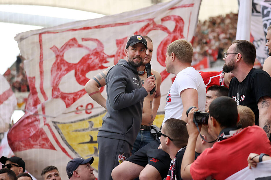 Trainer Sebastian Hoeneß ging nach der erreichten Vizemeisterschaft zu den Fans auf den Zaun und löste so sein Versprechen ein.