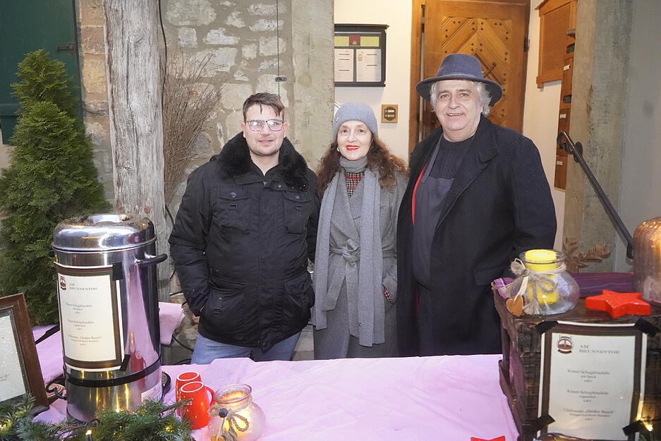 Der Duft nach Gebäck und winterlichen Spezialitäten zieht über den Weihnachtsmarkt in Forchtenberg.