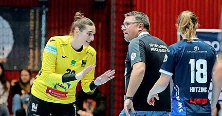 "Nur die Ruhe, ich bin ja da", könnte Lena Ivancok (links) in dieser Szene mitteilen. Die Torhüterin steht im Spiel in ständigem Austausch mit der Bank.
Foto: Ralf Seidel
