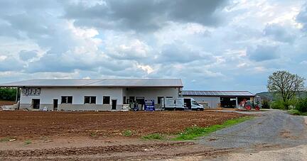 2018 hat Rolf Weibler den Betrieb mit Bullenmast, Biogasanlage, Wein und Veranstaltungen an seine Söhne übergeben. Ein Schlachthaus wurde gebaut.
Foto:Tscherwitschke 2018 hat Rolf Weibler den Betrieb mit Bullenmast, Biogasanlage, Wein und Veranstaltungen an seine Söhne übergeben. Ein Schlachthaus wurde gebaut.
Foto:Tscherwitschke