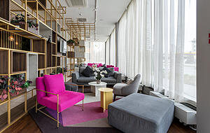 Die Gestaltung der Inneneinrichtung ist eher modern als verschn&ouml;rkelt und auf alt getrimmt. Hier die Lobby des Plaza-Hotels in M&uuml;nchen.