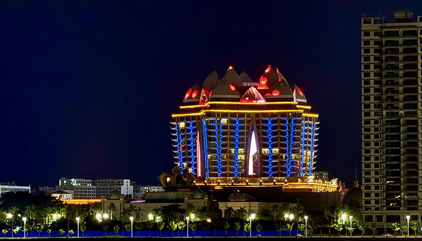 Nachts tanzen auf den kolossalen Kasino-Gebäuden der Sonderwirtschaftszone bunte Lichter über die Fassaden. Nachts tanzen auf den kolossalen Kasino-Gebäuden der Sonderwirtschaftszone bunte Lichter über die Fassaden.