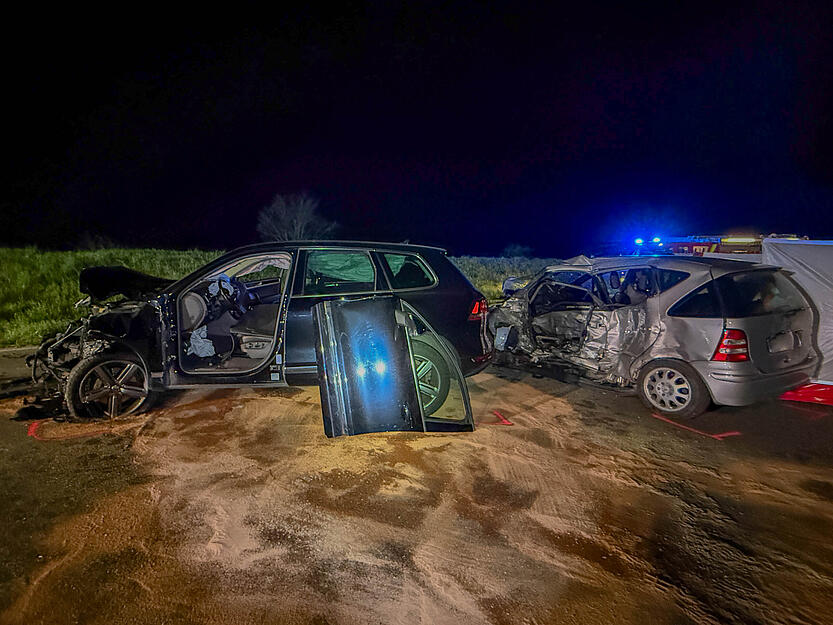 Beide Autos sind von der Wucht des Aufpralls komplett zerst&ouml;rt.