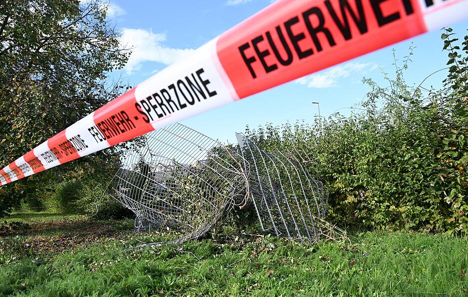 Ein Zaun ist an der Unfallstelle in Esslingen eingedrückt.