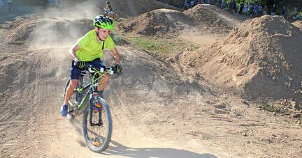 Einmal Schwung holen: Henrik Fink rast beherzt die Buckelpiste herunter. Der Zwölfjährige ist Mitglied des MTBC Berwangen.
Foto: Jörg Kühl Einmal Schwung holen: Henrik Fink rast beherzt die Buckelpiste herunter. Der Zwölfjährige ist Mitglied des MTBC Berwangen.
Foto: Jörg Kühl