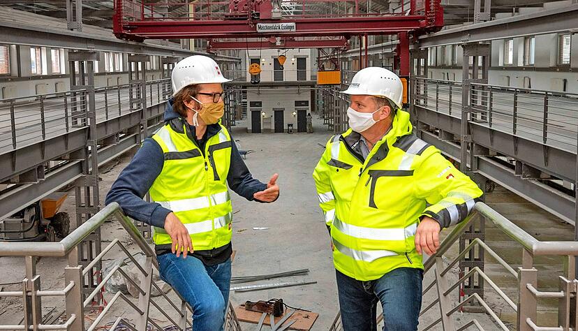 Thomas Bornheim (l.), Geschäftsführer der 42 Heilbronn, besucht die Baustelle der Schule mit Projektleiter Carl-Michael Weipert von Schwarz Campus Services, dessen Familie das Gebäude früher als Maschinenfabrik genutzt hat.
Foto: Berger