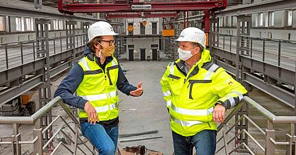Thomas Bornheim (l.), Geschäftsführer der 42 Heilbronn, besucht die Baustelle der Schule mit Projektleiter Carl-Michael Weipert von Schwarz Campus Services, dessen Familie das Gebäude früher als Maschinenfabrik genutzt hat.
Foto: Berger Thomas Bornheim (l.), Geschäftsführer der 42 Heilbronn, besucht die Baustelle der Schule mit Projektleiter Carl-Michael Weipert von Schwarz Campus Services, dessen Familie das Gebäude früher als Maschinenfabrik genutzt hat.
Foto: Berger