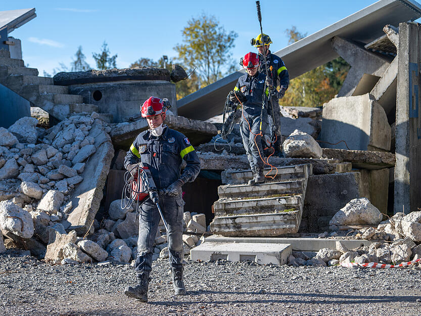 Hunderte Helfer und mehr als ein Dutzend Rettungshunde haben sich am Haupttag der großangelegten Erdbeben-Übung in Nordbaden durch Trümmer und Schutt gewühlt - auf der Suche nach Verschütteten.
